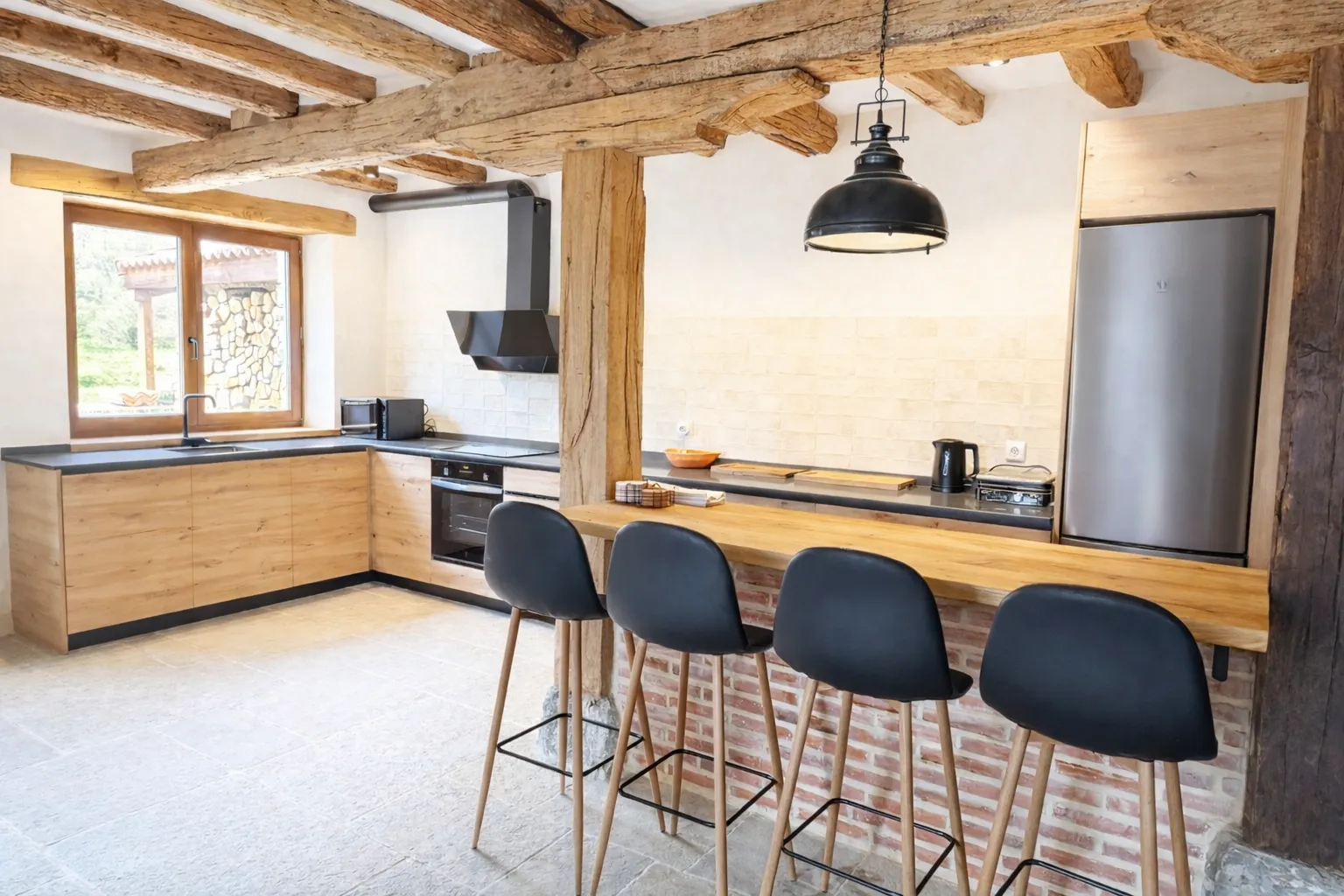 Cocina abierta con isla integrada al salón en Cumbres de Lores